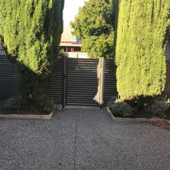 Feature fencing gate