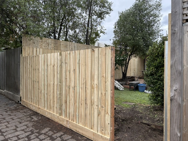 Rear and side boundary paling fence 2