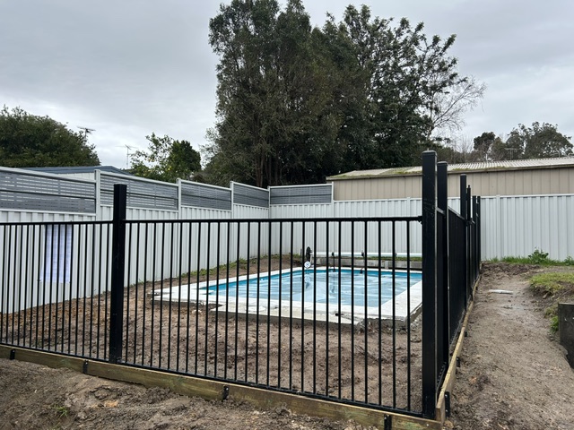 Tubular swimming pool fence1