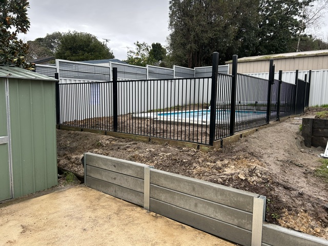 Tubular swimming pool fence2