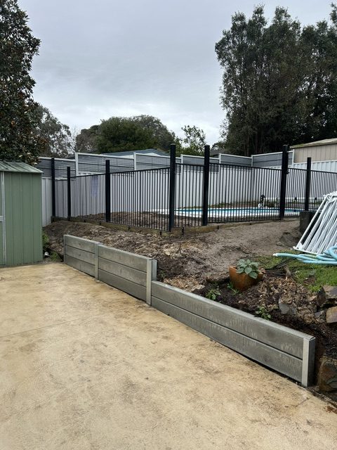 Tubular swimming pool fence3